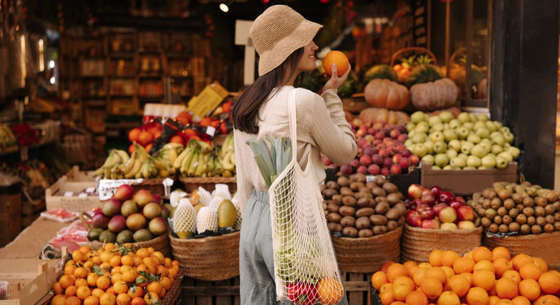 Jeune femme devant les étals du marché du Halifax Seaport Farmers’ Market