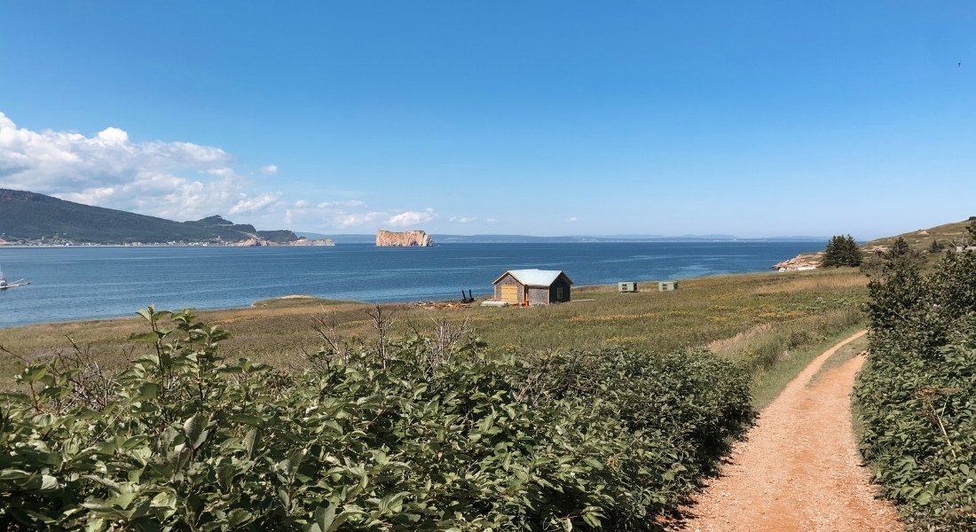 Vue sur le Rocher Percé depuis le Chemin du Roy