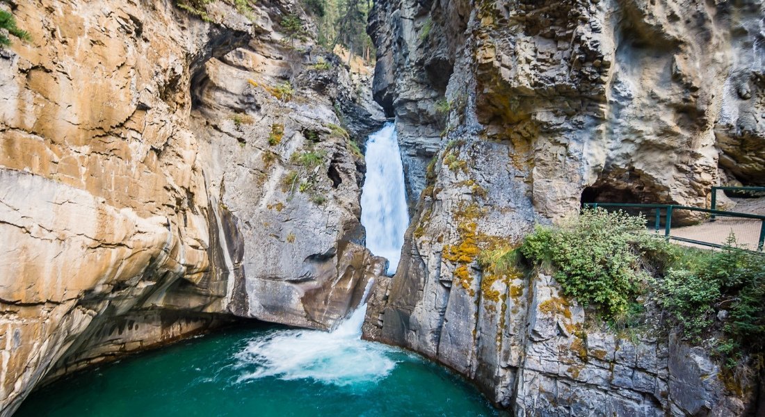 iStock-1154884574 @Chris LaBasco Lower falls johnston canyon hike