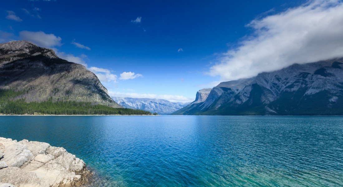 Lac Minnewanka dans l'Ouest canadien