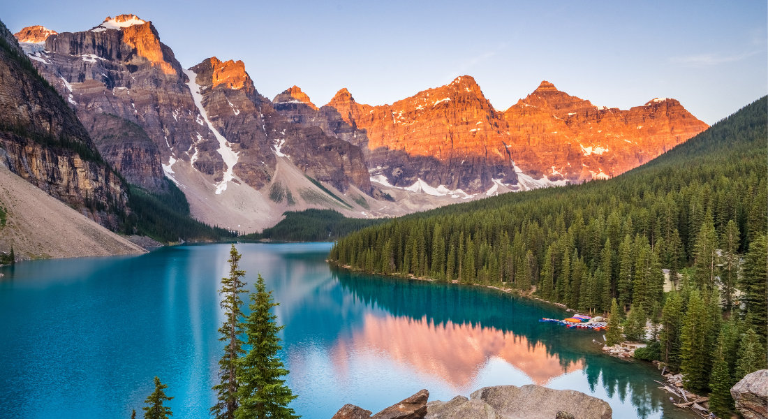 coucher de soleil au lac moraine en Alberta dans le parc nartional de banff