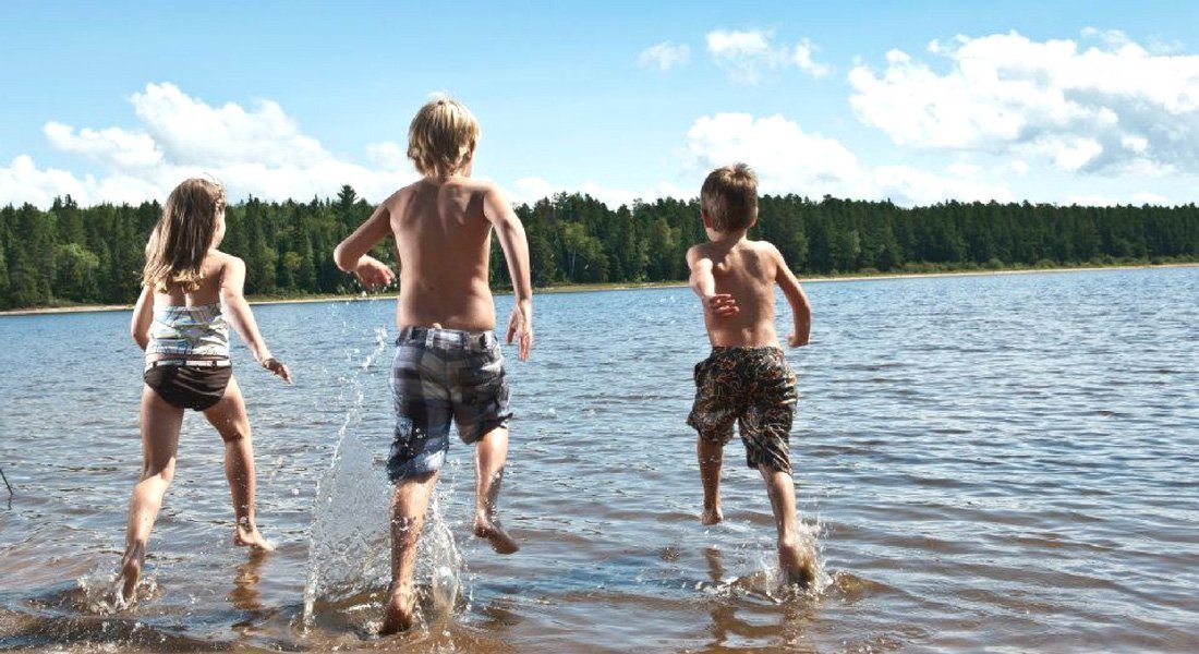 Enfants qui jouent dans l'eau au lac Taureau