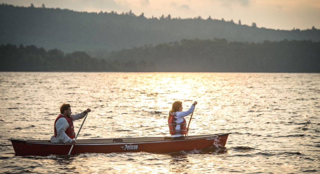 Canot sur le lac Taureau au coucher du soleil