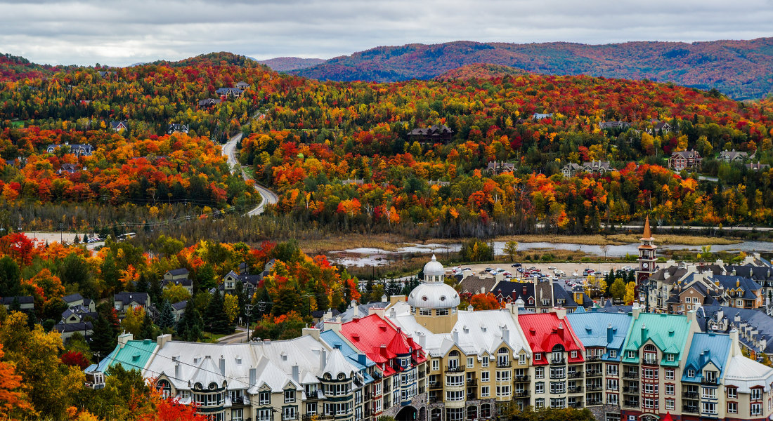 Les Laurentides ont tant à offrir Vue aérienne sur le village de Mont Tremblant et les monts en arrière pendant l'automne