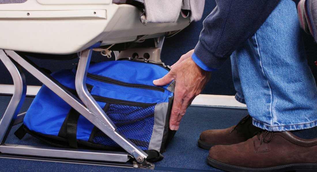 Bagage sous un siège dans un avion