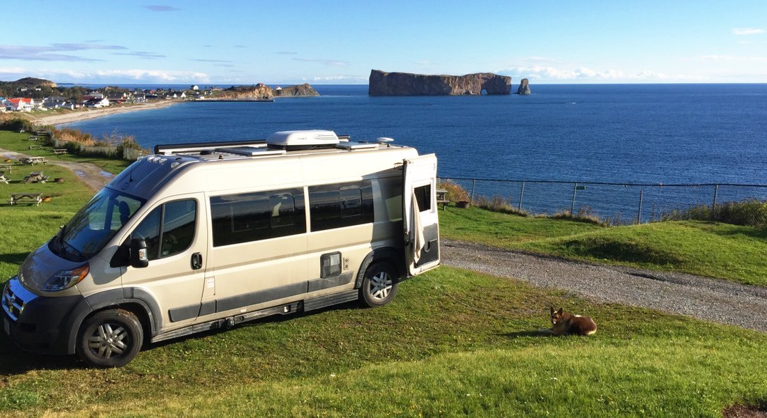 Van devant le Rocher Percé