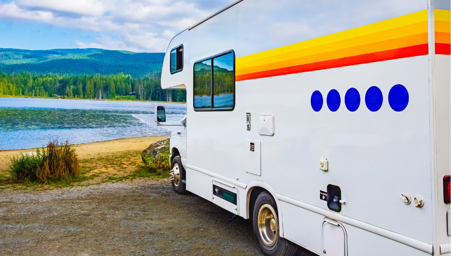 Les modèles de classe C entre 21 et 25 pieds ont un bon ratio qualité/prix. Camping-car au bord d'un lac au Canada sous le soleil