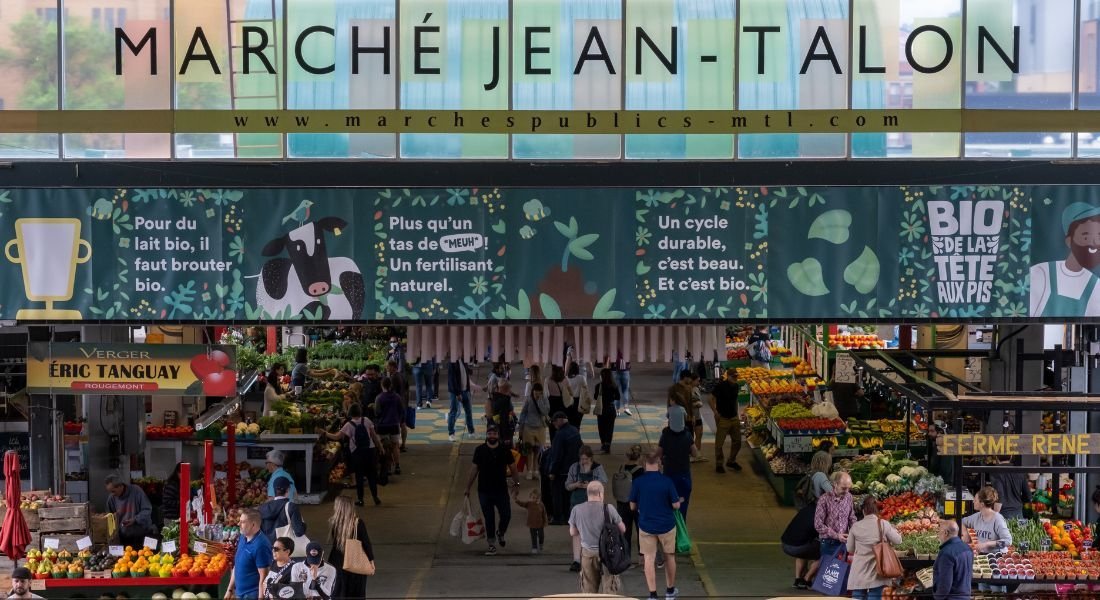 @Marc Bruxelle - shutterstock_2162244731 Le marché Jean Talon à Montréal avec ses produits frais