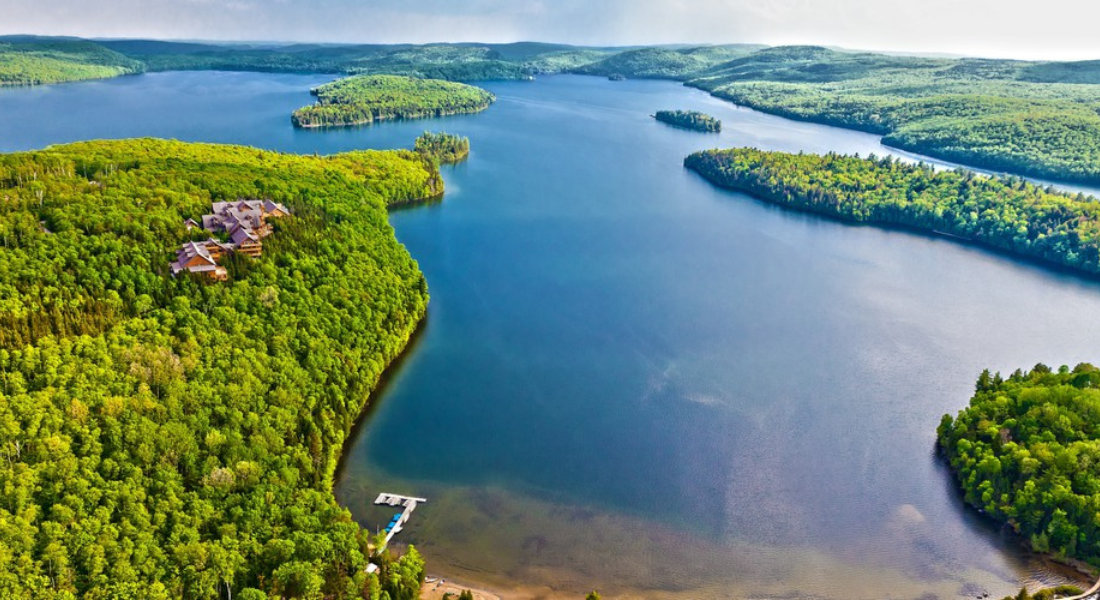 La Mauricie est le refuge nature des célébrités françaises Vue aérienne en mauricie des lacs, forêts et de l'hotel Sacacomie