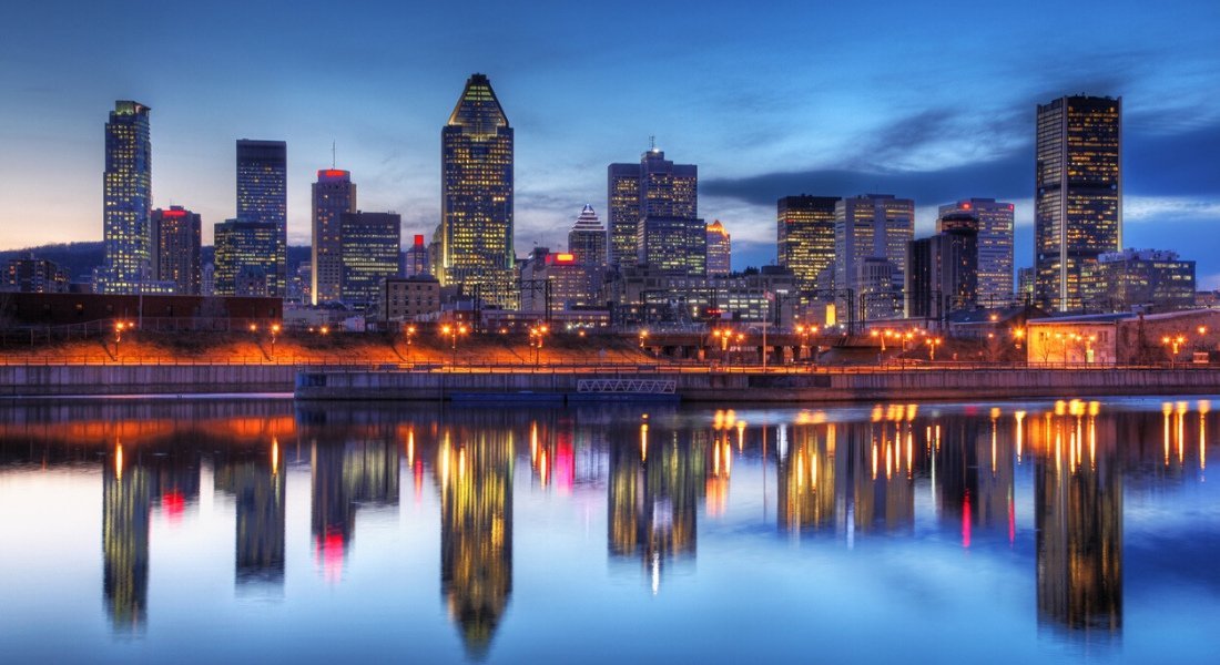 Vue sur les grattes-ciel de Montréal la nuit