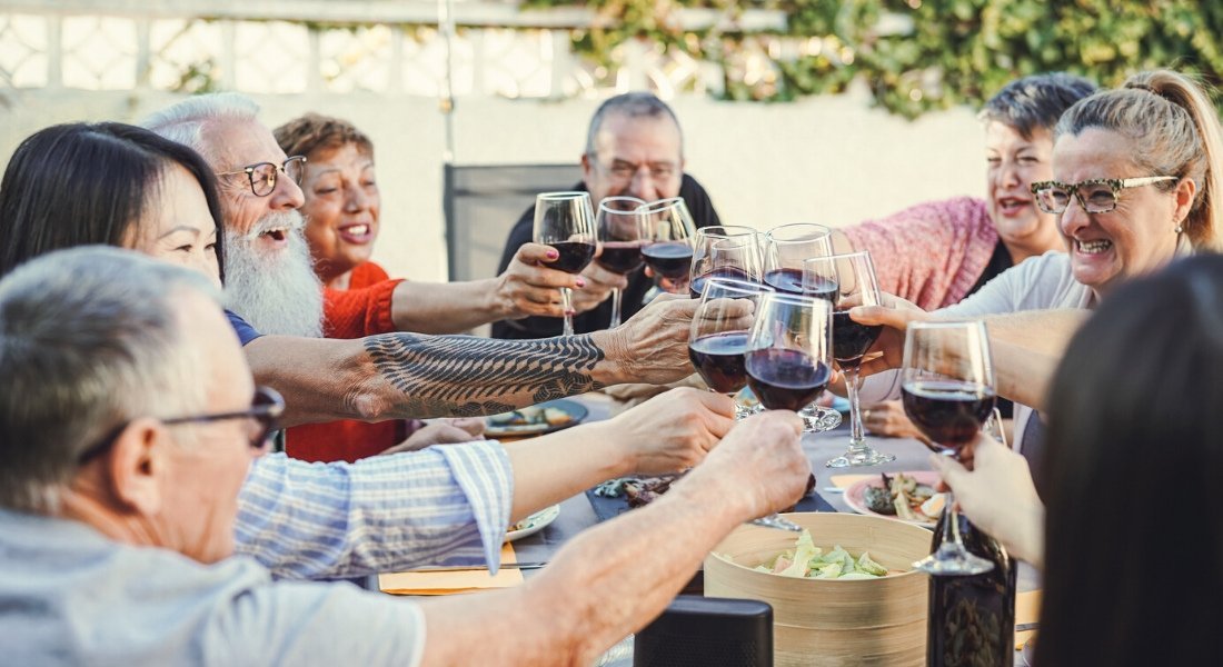 Groupe d'adulte qui partage un moment convivial autour d'un bon repas