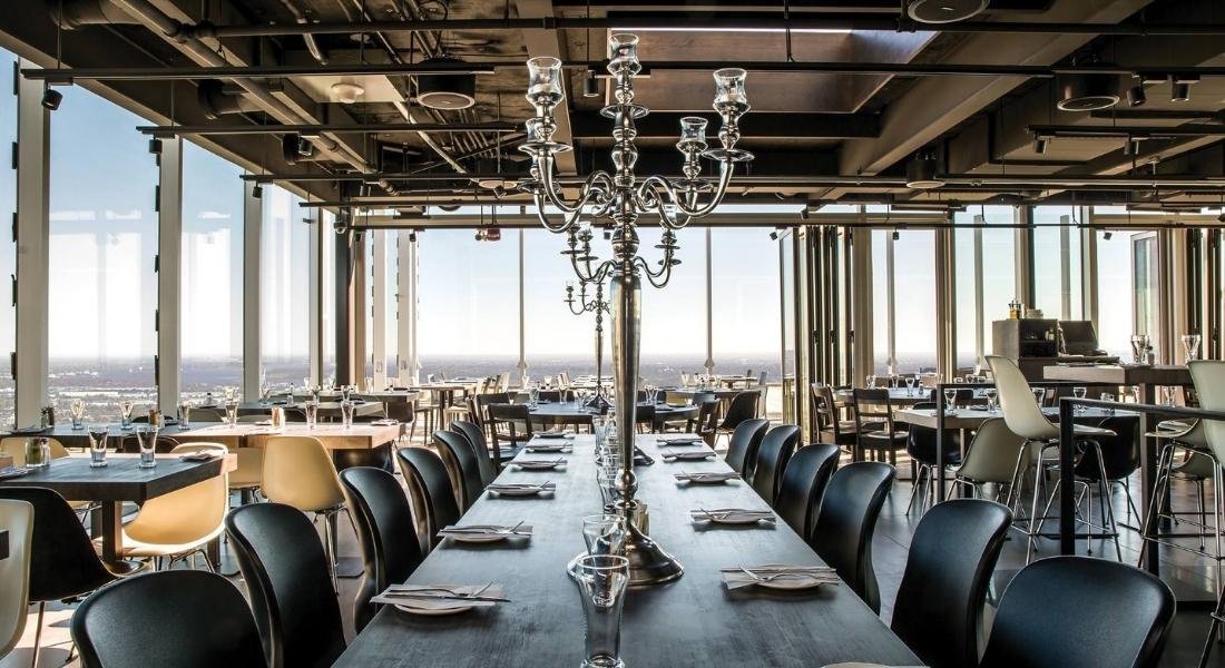 restaurant dining room with a ciew of Montreal 