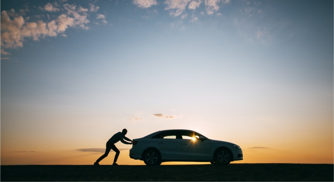 Voiture en panne sur le bord d'une route