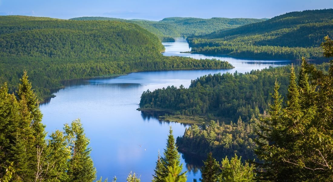Maurizio De Mattei - shutterstock_283375781 Parc national de la Mauricie avec une rivière et la forêt autour