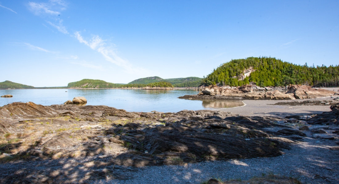 Paysage côtier avec les iles dans le Fleuve Saint-Laurent