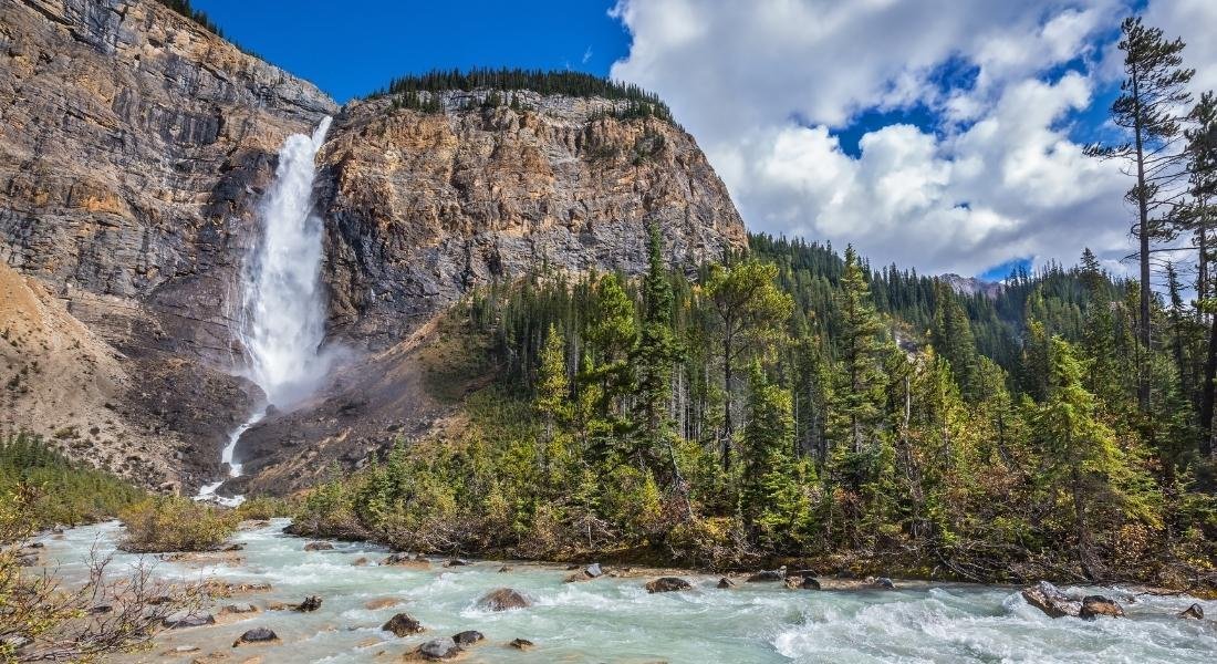 Chute impressionnante dans le parc Yoho dans l'Ouest canadien
