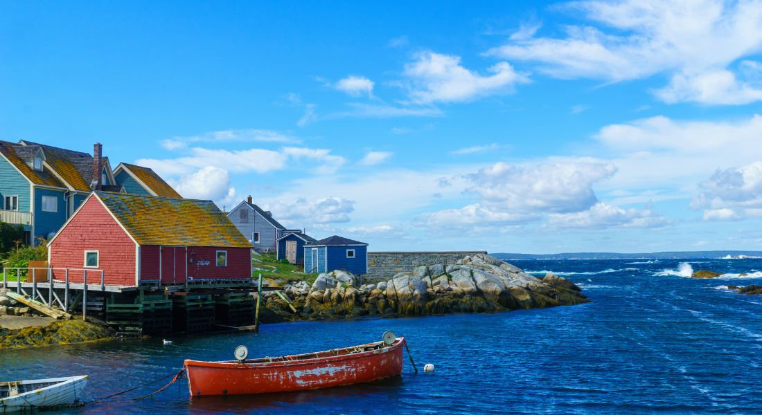 Petites maisons de pêcheurs et bateau dans la baie de Peggy's Cove