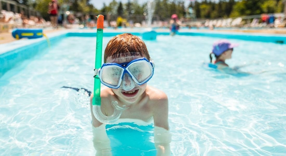 enfant dans la piscine du Parc Forillon 