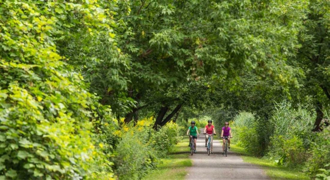 Famille de cycliste sur la piste cyclable des îles de Boucherville 