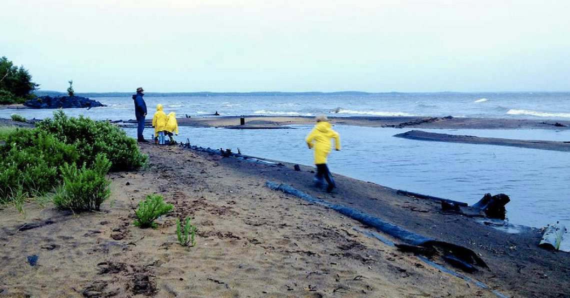 Famille sur une plage par temps gris