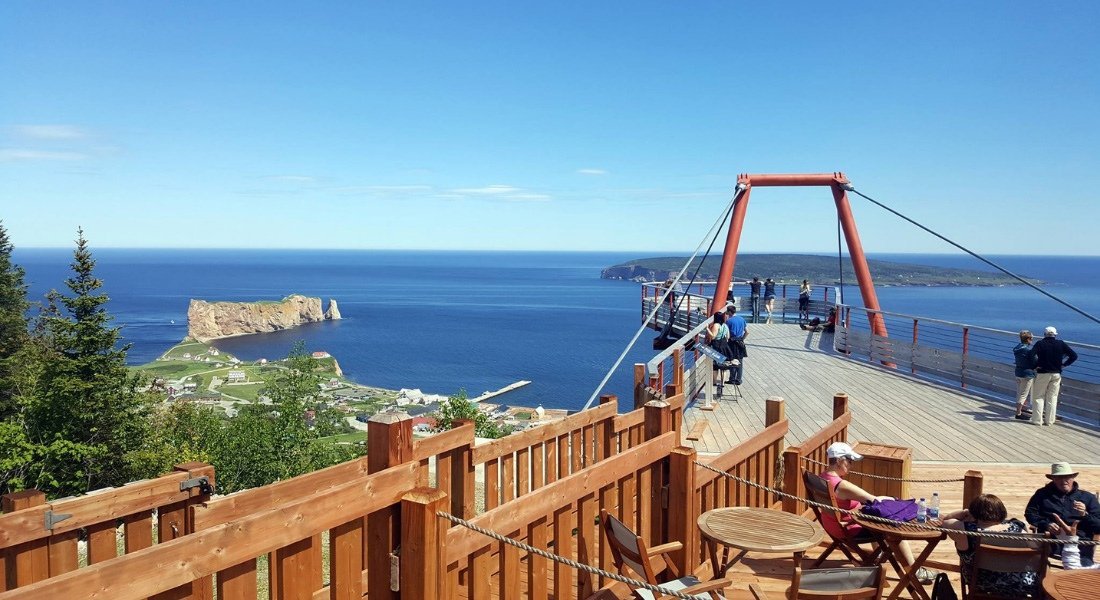 Vue sur le rocher Percé à partir de la plateforme vitrée suspendue
