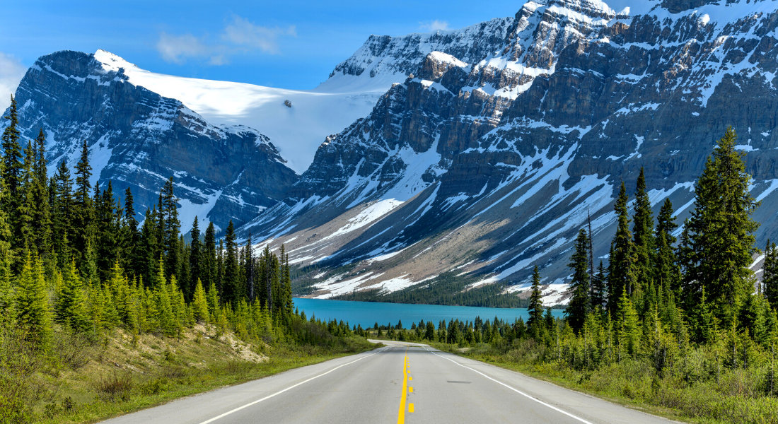 iStock-1031560026 @SeanXu Driving the icefields parkway canada