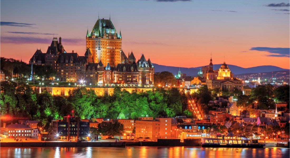 Coucher de soleil sur le château Frontenac et le Fleuve depuis la traverse.