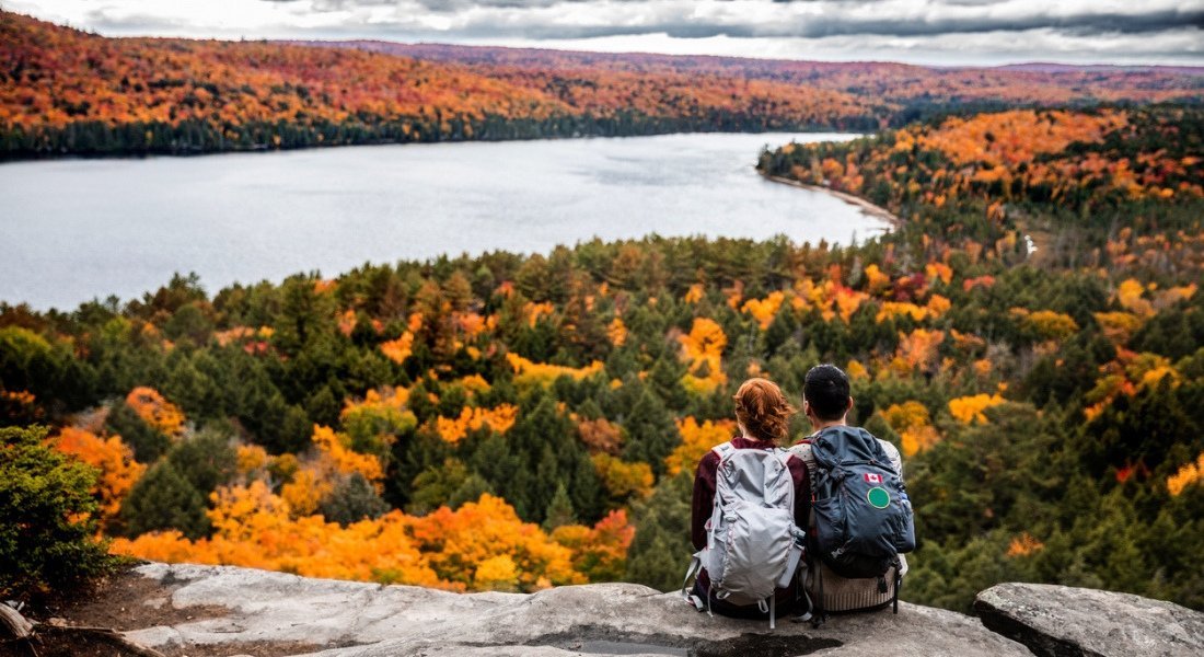 Randonneurs admirant la vue en automne au Canada