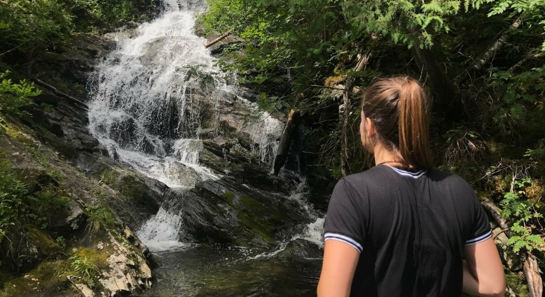 chute dans un sentier de randonnée en Gaspésie