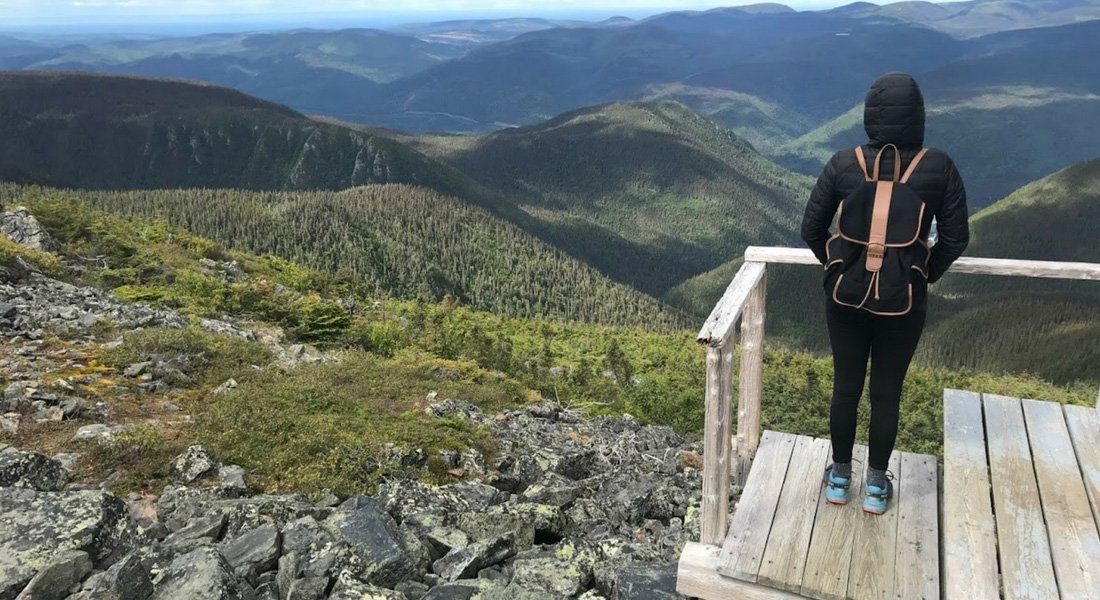 randonneuse dans le parc de la Gaspésie 