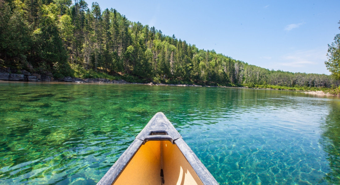 Pointe de canot sur une rivière aux eaux cristallines