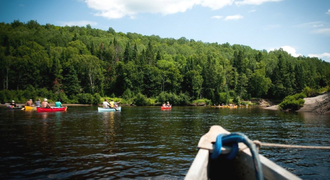 Vue sur la rivière Rouge à bord d'un canot
