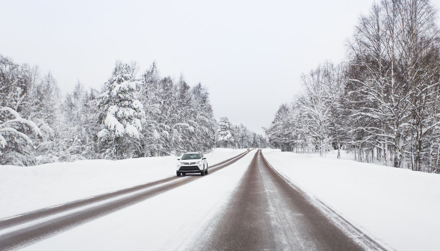 N'ayez pas peur de conduire en hiver Voiture qui roule sous la neige sur une route au Québec