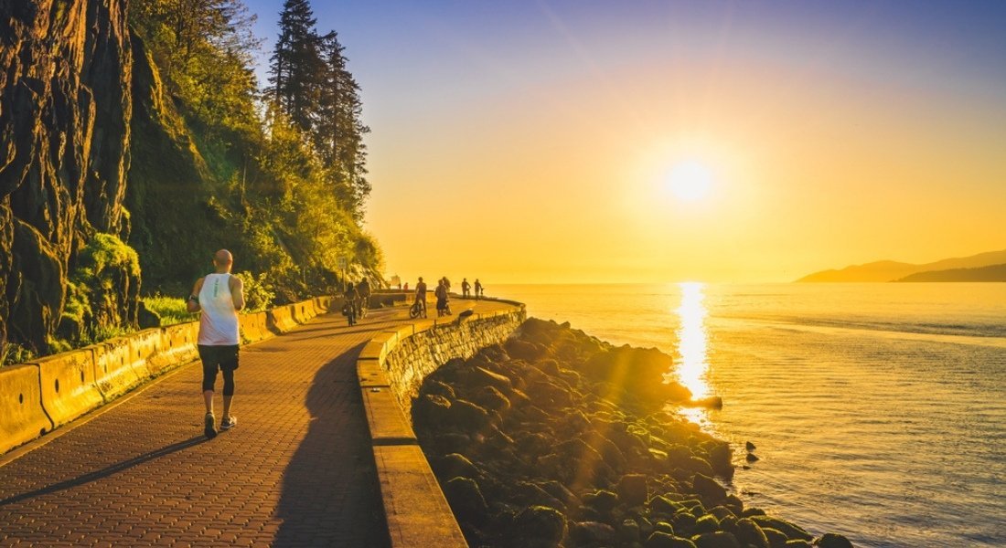 Promenade Seawall à Stanley Park au coucher du soleil Road trip dans les Rocheuses canadiennes
