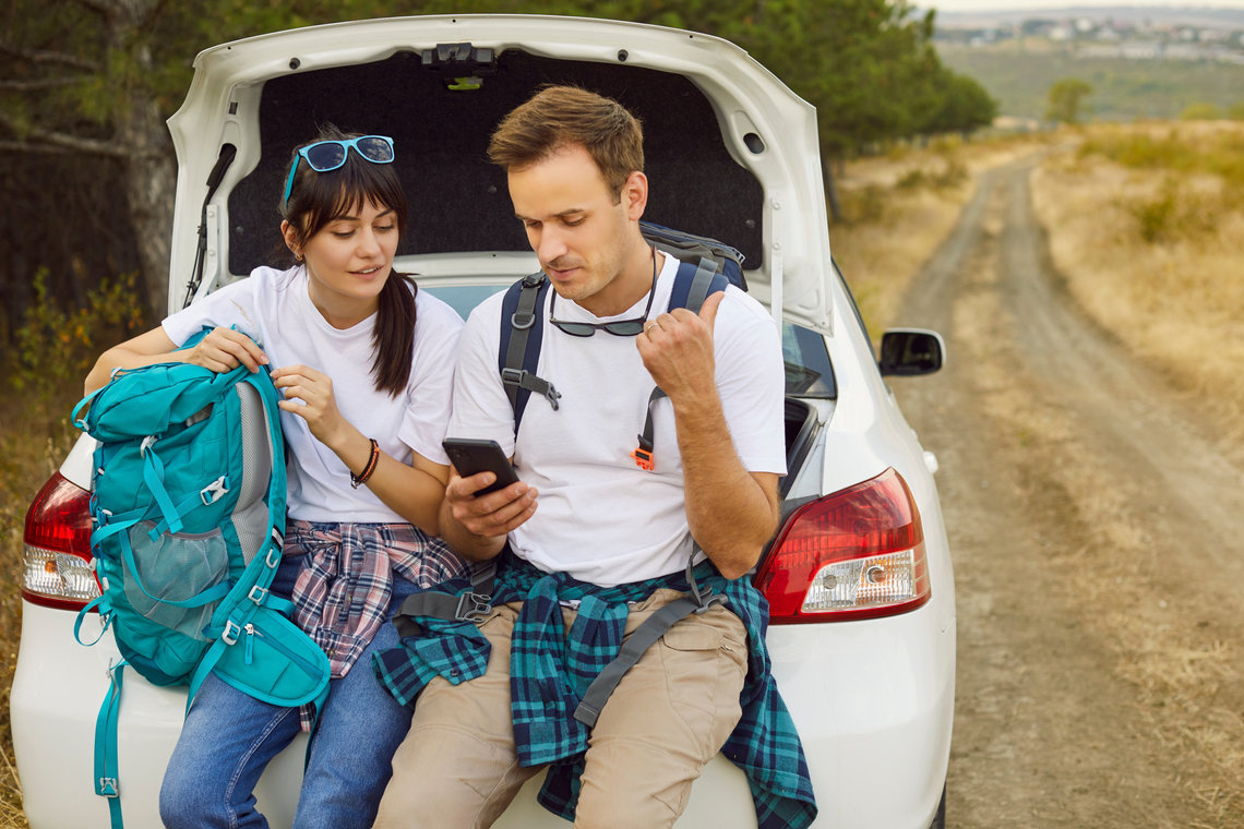 Panne Un couple en panne de voiture