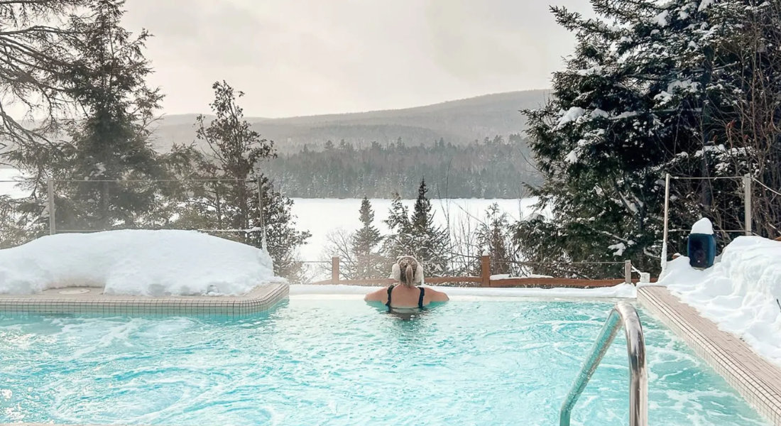 Spa Hôtel Sacacomie en hiver Jeune femme se prélasse en hiver dans le spa de Sacacomie