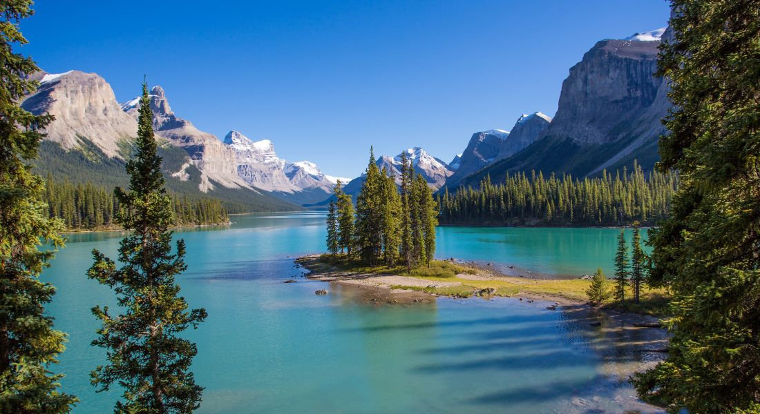 Petite île au milieu d'un lac aux eaux bleu émeraude