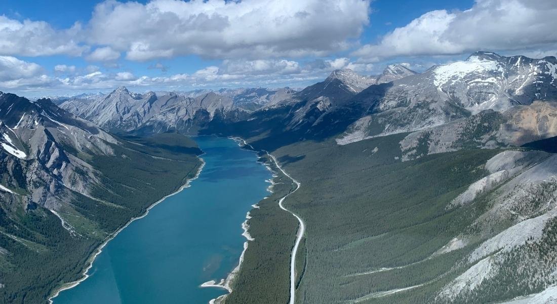 Vue aérienne des Rocheuses canadiennes