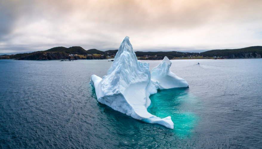 Icebergs de Twillingate Iceberg derivant à Twillingate