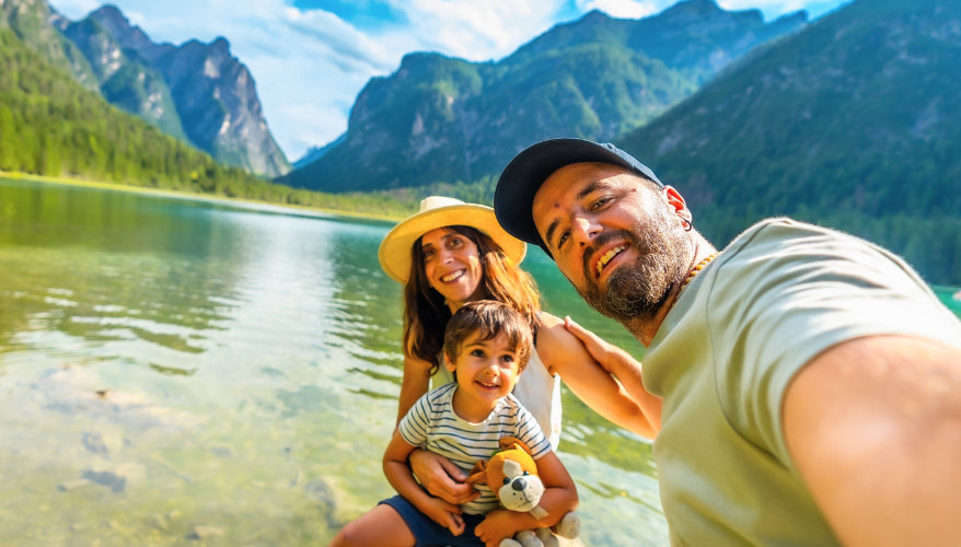 Pour obtenir le meilleur prix en VR il faut surtout comprendre comment fonctionne le marché Famille prenant une selfie dans l'Ouest Canadien