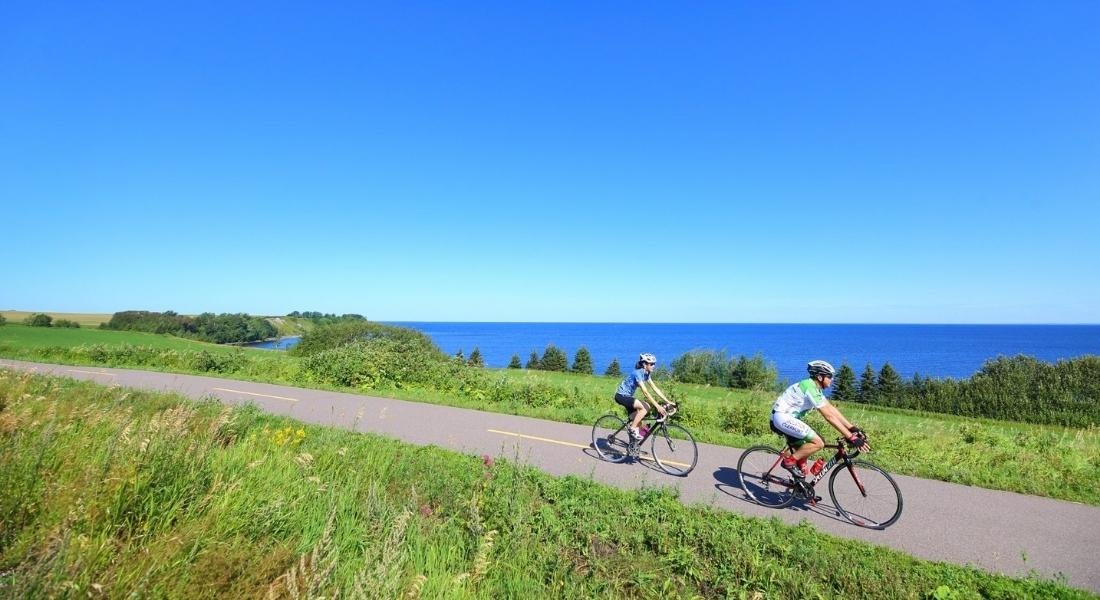 Cyclistes sur la Véloroute des Bleuets au Lac Saint Jean