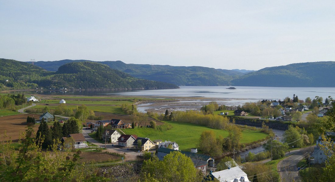 Le village de l'Anse Saint-Jean au bord du fjord du Saguenay au Québec