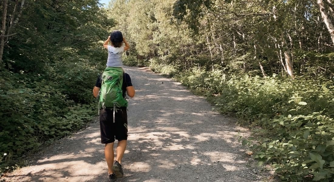 marcheurs dans le sentier du Pic Champlain dans le parc du Bic