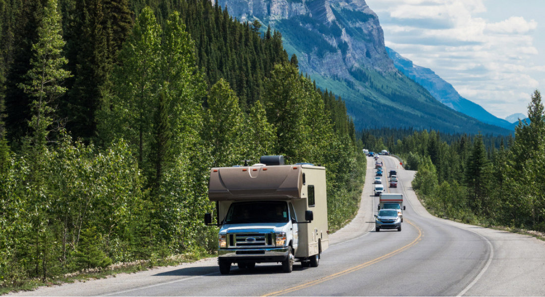 un camping car sur la route dans les rocheuses canadiennes