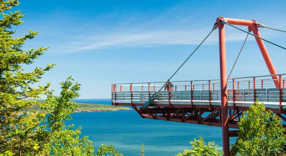 Vue sur la plateforme vitrée suspendue du Géoparc 