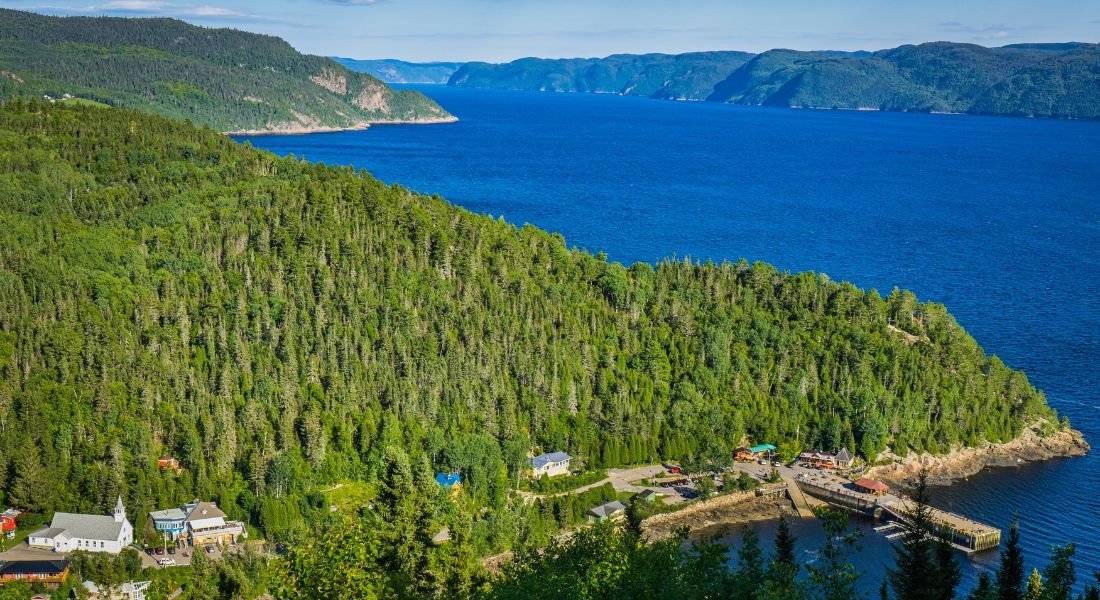 @Pernelle Voyage - shutterstock_2036274506 Vue sur le fjord du Saguenay et Sainte-Rose-du-Nord avec le fjord bleu et la forêt autour