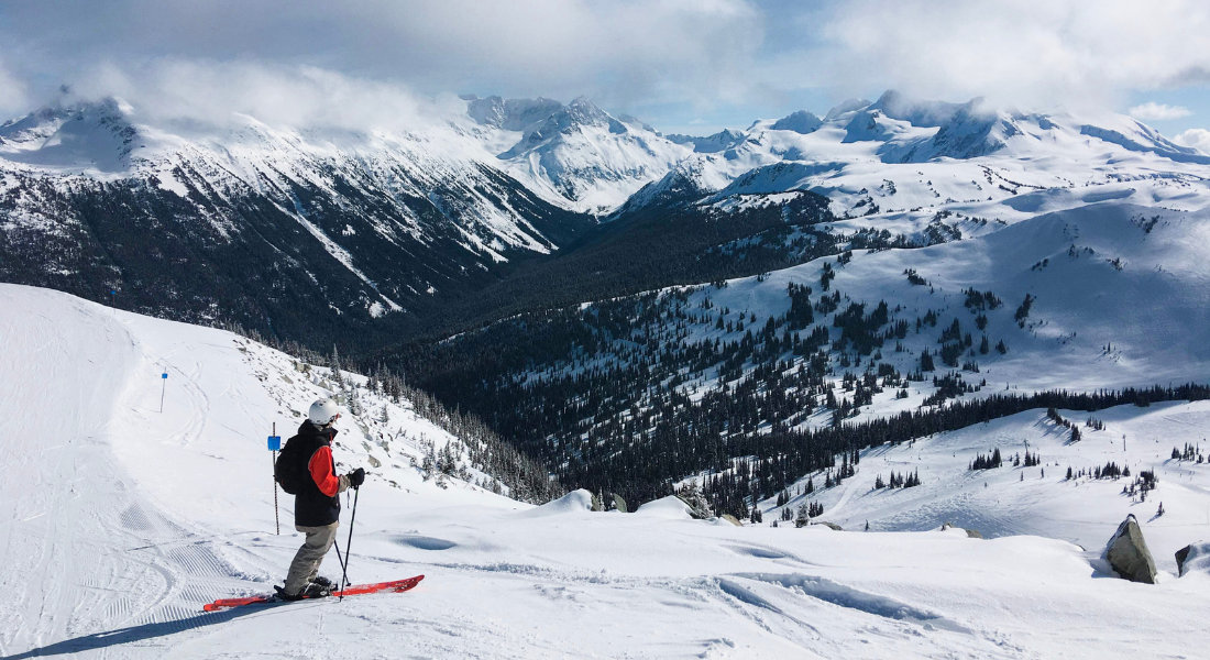 Whistler, la station de ski adorée par les stars Personne skiant sur les pistes de Whistler en Colombie-Britannique