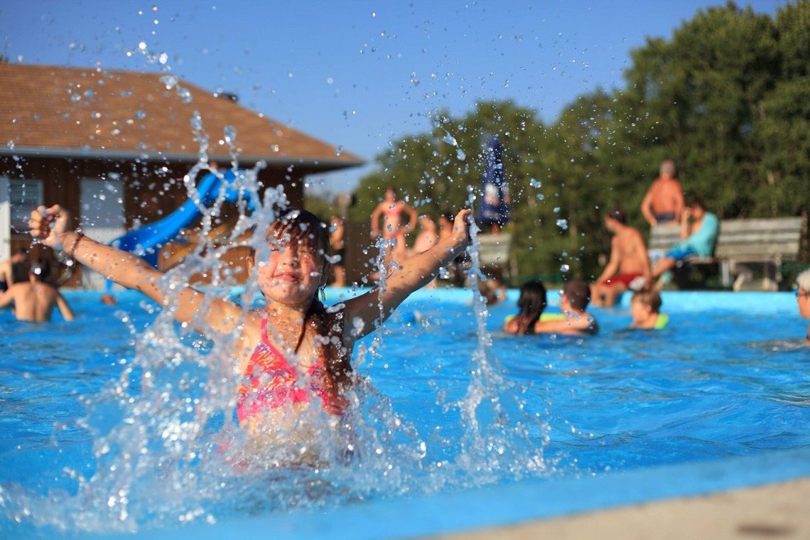 Enfant jouant dans la piscine du camping de Val-Jalbert