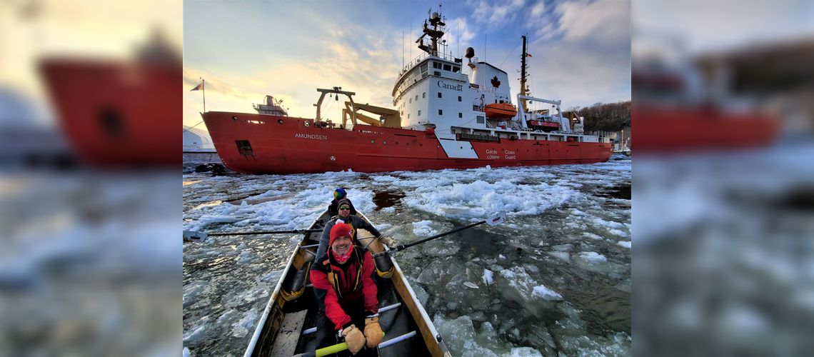Canot à glace sur le fleuve