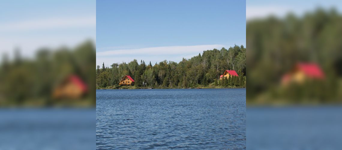 Vue des chalets depuis la rive